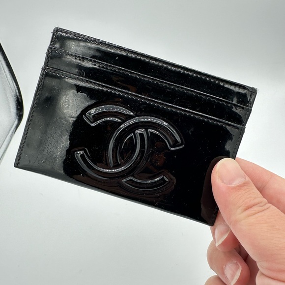 CHANEL CC Flower Camellia Patent Leather Card Holder - Picture 4 of 7
